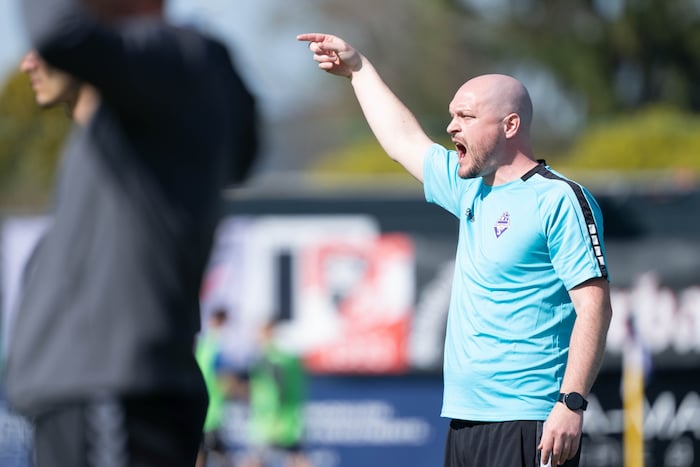 Co-Trainer Peter Urbanek leitete Austria Salzburg über weite Strecken der Partie an.