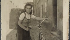 Ein altes Bild aus dem Familienalbum. Früher wurde das Brot mit dem Rad ausgefahren. 