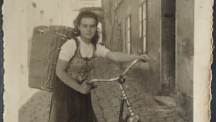 Ein altes Bild aus dem Familienalbum. Früher wurde das Brot mit dem Rad ausgefahren. 