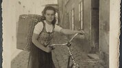 Ein altes Bild aus dem Familienalbum. Früher wurde das Brot mit dem Rad ausgefahren. 