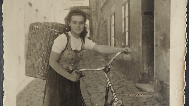 Ein altes Bild aus dem Familienalbum. Früher wurde das Brot mit dem Rad ausgefahren.