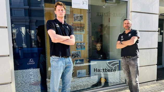 Die Volleyballer (hier Ekstrand mit Coach Hirczy) haben in der Stadt ihr eigenes Schaufenster.