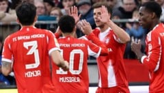 Leon Goretzka (2.v.r.) erzielte das zweite Tor des Tages, mit dem die Bayern die bisherige ...