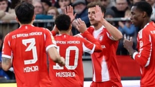 Leon Goretzka (2.v.r.) erzielte das zweite Tor des Tages, mit dem die Bayern die bisherige ...