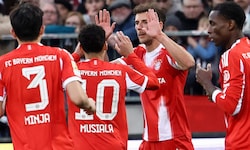 Leon Goretzka (2.v.r.) erzielte das zweite Tor des Tages, mit dem die Bayern die bisherige ...