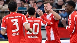 Leon Goretzka (2.v.r.) erzielte das zweite Tor des Tages, mit dem die Bayern die bisherige ...