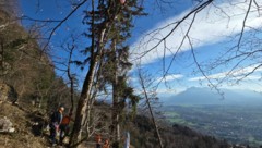 Von einem Team des Polizeihubschraubers wurde der Paragleiter-Pilot aus seiner misslichen Lage ...