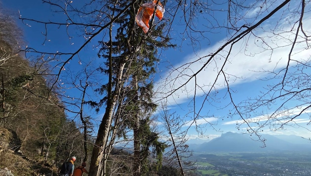 Von einem Team des Polizeihubschraubers wurde der Paragleiter-Pilot aus seiner misslichen Lage ...