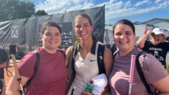 Lilli Tagger (Mitte) mit den beiden blinden Tennis-Fans Angelika (l.) und Daniela (r.)