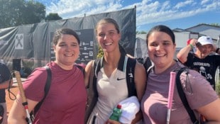 Hauser Lilli Tagger (Mitte) mit den beiden blinden Tennis-Fans Angelika (l.) und Daniela (r.)