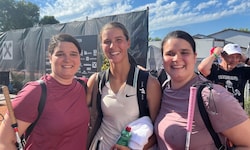 Lilli Tagger (Mitte) mit den beiden blinden Tennis-Fans Angelika (l.) und Daniela (r.)