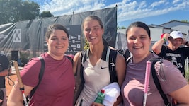 Lilli Tagger (Mitte) mit den beiden blinden Tennis-Fans Angelika (l.) und Daniela (r.)