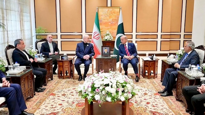 Irans Außenminister Abbas Araqchi mit dem pakistanischen Premierminister Shehbaz Sharif während ...