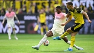 Nico Schlotterbeck (rechts, im Duell mit Leverkusens Christian Kofane) hat beim BVB derzeit ...