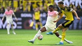 Nico Schlotterbeck (rechts, im Duell mit Leverkusens Christian Kofane) hat beim BVB derzeit ...