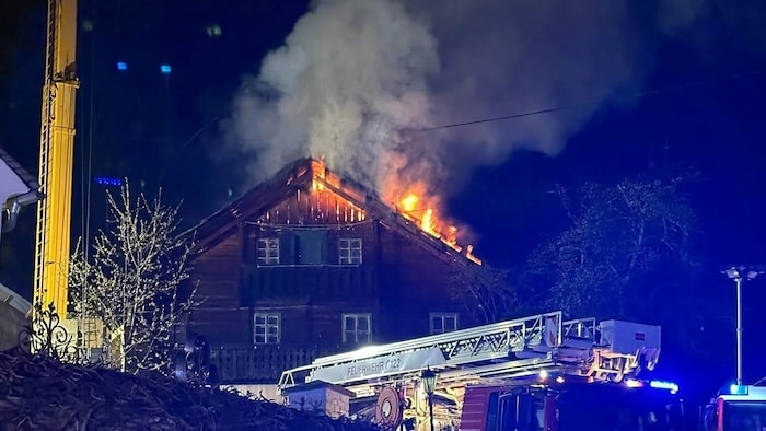 Die Flammen schlugen meterhoch in den Nachthimmel