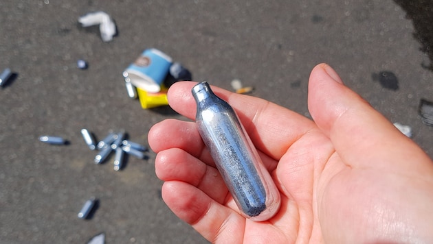 Lachgas wird über Luftballons eingeatmet, um eine berauschende Wirkung zu erzielen.