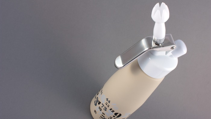 Lachgas wird auch in Kartuschen für Schlagoberspender verwendet – diese sind mit einer Füllmenge ...