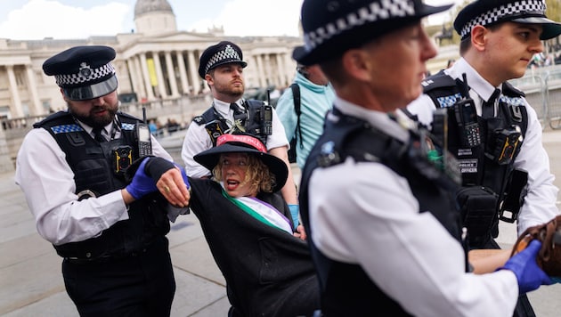 Bei dem Massenprotest hatten die Londoner Polizisten alle Hände voll zu tun, die illegalen ...