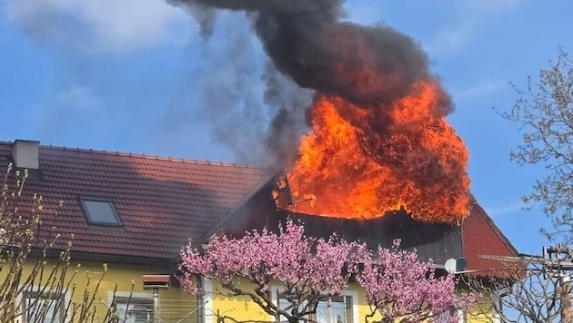 Das gesamte obere Stockwerk des Hauses brannte ab.