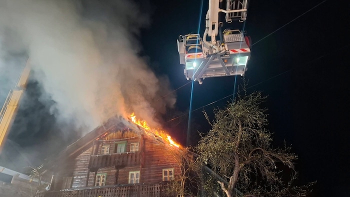 Insgesamt fünf Feuerwehren rückten nach Stall aus