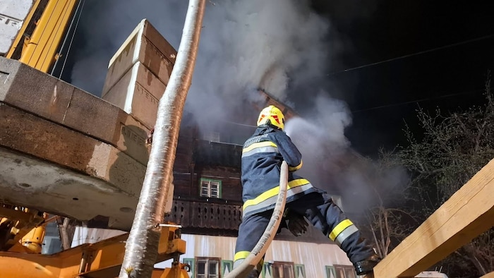 Verbissen kämpften die Einsatzkräfte gegen das Feuer an