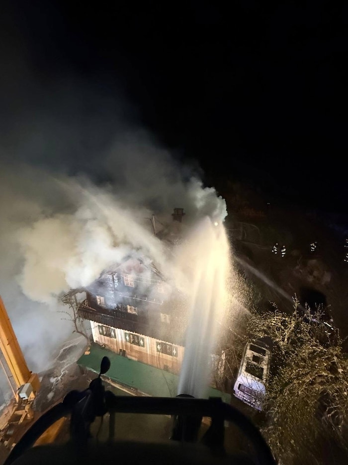 Auch von oben wurden die Flammen bekämpft