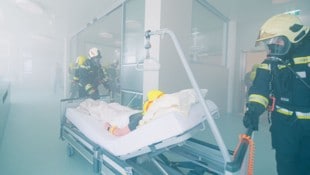 Evakuierung im Krankenhaus - in diesem Fall zum Glück nur ein Übungsszenario.