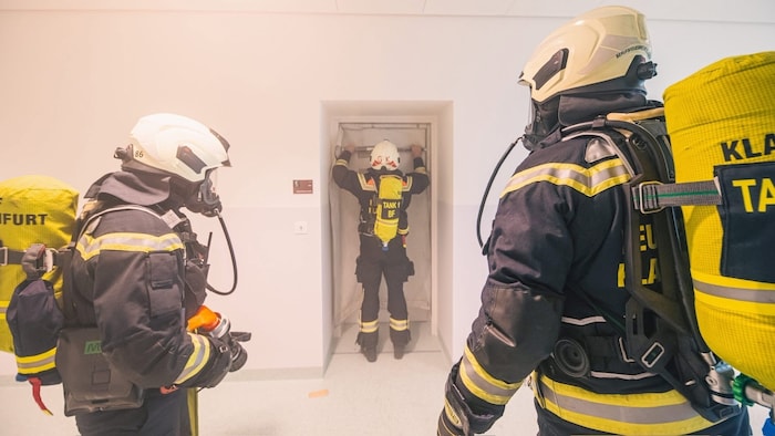 Regelmäßig werden derartige Einsätze in Kranken- und Pflegeeinrichtungen trainiert.