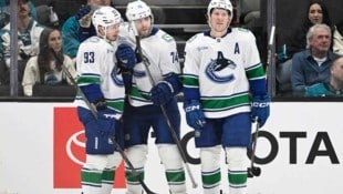 Marco Rossi (ganz links, Nummer 93) feiert mit seinen Teamkollegen.