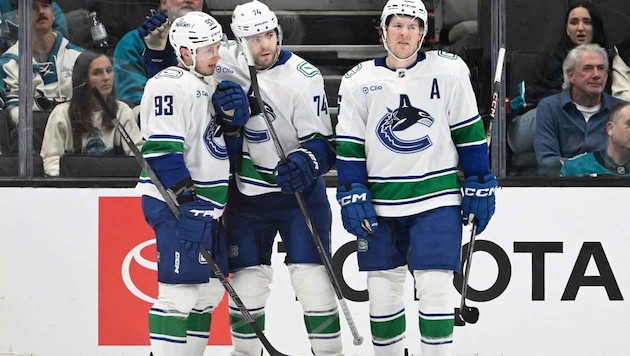 Marco Rossi (ganz links, Nummer 93) feiert mit seinen Teamkollegen.