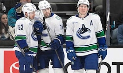Marco Rossi (li.) geht mit Vancouver in seine sechste NHL-Saison.