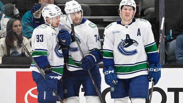 Marco Rossi (li.) geht mit Vancouver in seine sechste NHL-Saison.