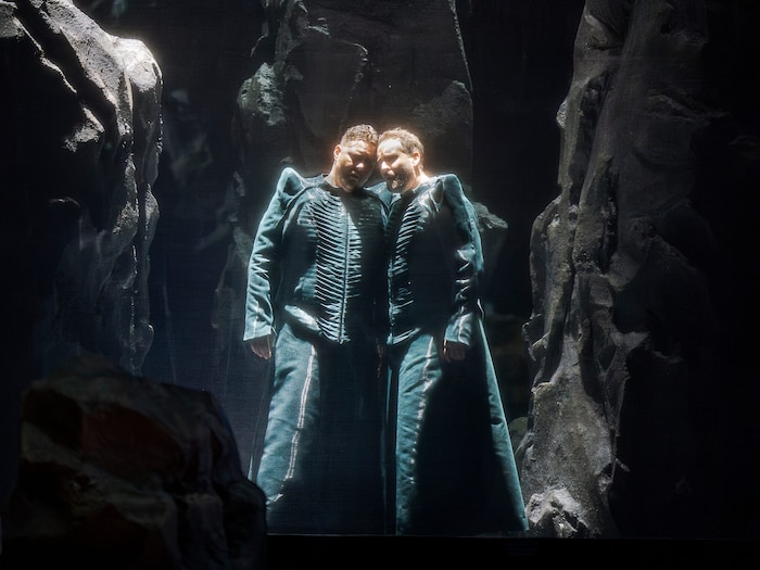 Castor (Sébastian Monti) und Pollux (Nikita Ivasechko, li.)