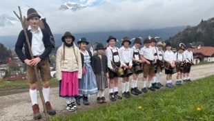 Die Grasausläuter-Schar zog im traditionellen Aufputz über die Felder und machte gehörig Lärm.