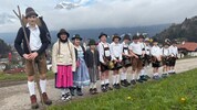 Die Grasausläuter-Schar zog im traditionellen Aufputz über die Felder und machte gehörig Lärm.
