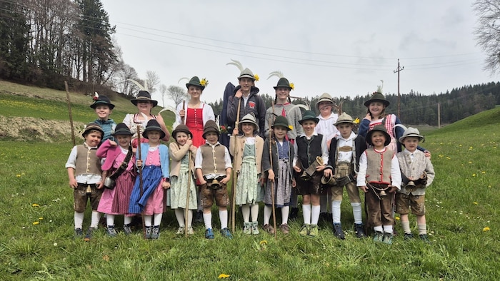 Die fleißigen Grasausläuter wanderten in Brixlegg kilometerweit von Hof zu Hof.