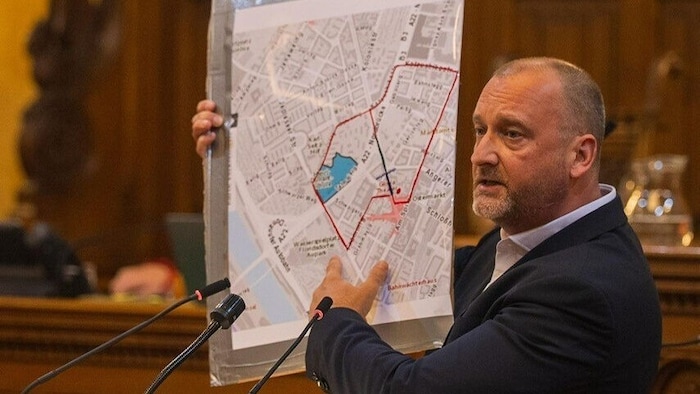 Kreutzinger zeigt im Gemeinderat den nötigen Umweg.