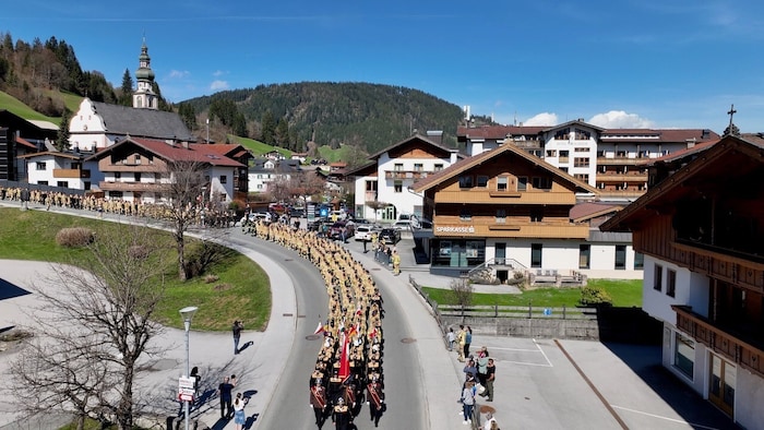 Die Abordnungen der Feuerwehren aus dem Bezirk Kufstein zogen in einem großen Aufmarsch durch ...