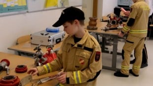 Die jungen Feuerwehrler mussten ihr erworbenes Wissen an verschiedenen Stationen beweisen.