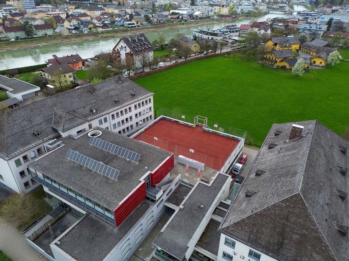 Der Basketballplatz wird überbaut.