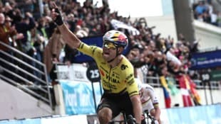 Wout van Aertgewinnt Paris-Roubaix im Zielsprint vor Tadej Pogacar.