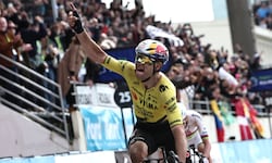 Wout van Aertgewinnt Paris-Roubaix im Zielsprint vor Tadej Pogacar.