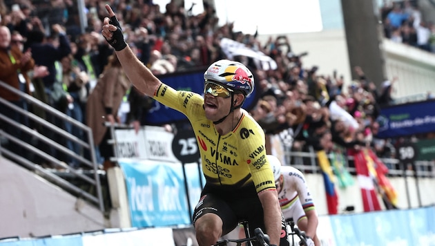 Wout van Aertgewinnt Paris-Roubaix im Zielsprint vor Tadej Pogacar.