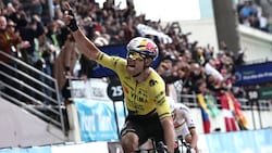 Wout van Aertgewinnt Paris-Roubaix im Zielsprint vor Tadej Pogacar.