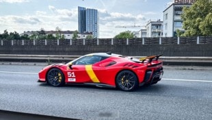 Ähnlich lang wie der Name dieses Ferrari SF90 XX Stradale Le Mans Edition des Unternehmens zogen ...