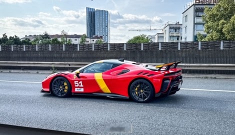 Ähnlich lang wie der Name dieses Ferrari SF90 XX Stradale Le Mans Edition des Unternehmens zogen ...