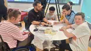 Graffiti-Künstler Mogli designte mit Schülern die Bibliothek