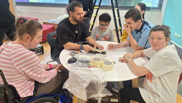 Graffiti-Künstler Mogli designte mit Schülern die Bibliothek