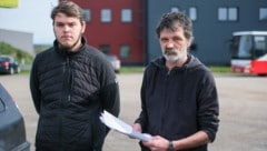 Herbert B. (re. neben seinem Sohn) mit den Krankenunterlagen